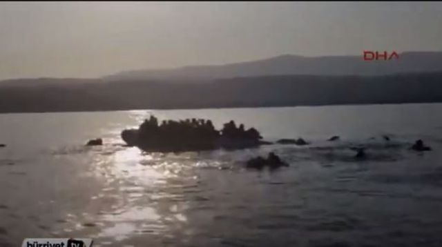 Υπάρχουν υποψίες ότι η Ελληνική Ακτοφυλακή βούλιαξε μια  φουσκωτή βάρκα γεμάτη με λαθρομετανάστες (Βίντεο)