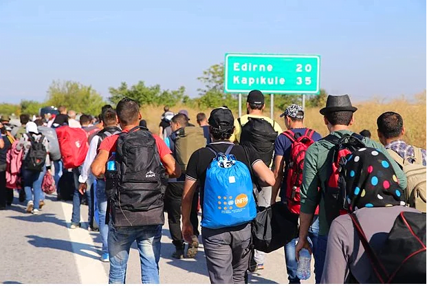 Χιλιάδες πρόσφυγες πήραν το δρόμο για Αδριανούπολη, Bουλγαρία και Έβρο (βίντεο)