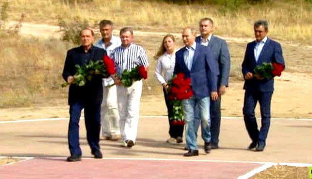 Στην Κριμαία ο Σίλβιο Μπερλουσκόνι όπου συνάντησε τον Βλαντιμίρ Πούτιν και απέτισε φόρο τιμής στους Ιταλούς στρατιώτες