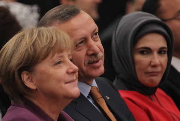 FT : Λάθος ώρα βρήκε η Μέρκελ να «κλείσει μάτι» στον Ερντογάν