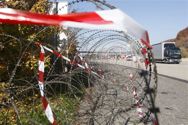 Σλοβενία: Στήνεται φράχτης για τους πρόσφυγες στη μεθόριο με Κροατία