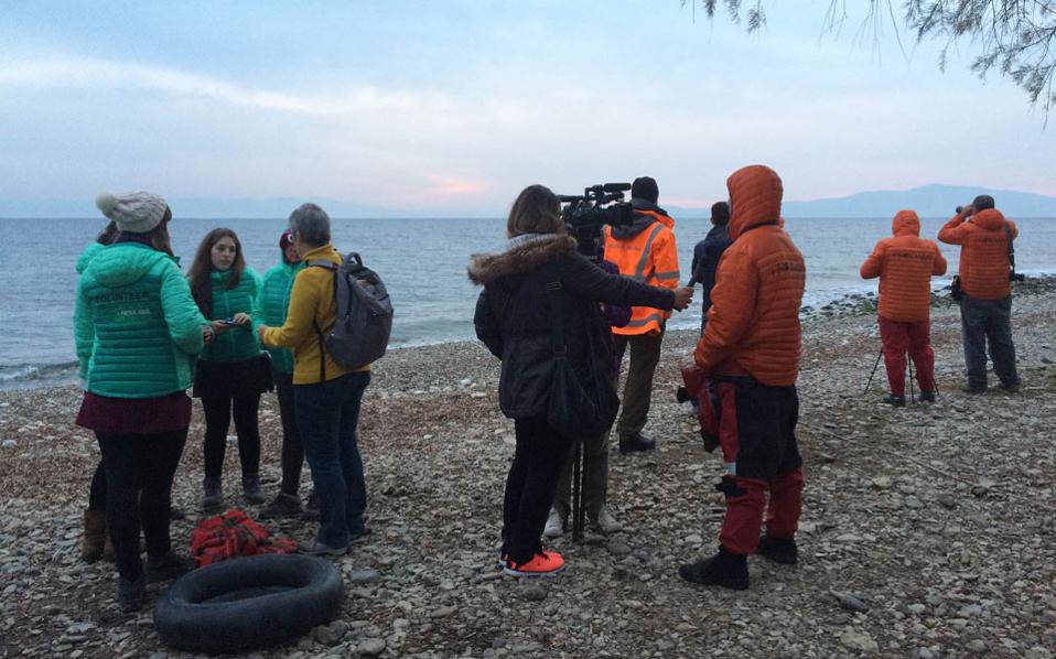 «Ελληνική ακτοφυλακή και Frontex ανακόπτουν την πορεία των λέμβων»