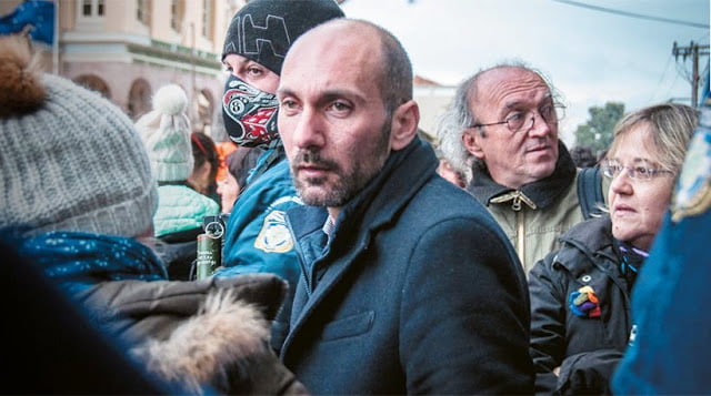 Τρίγωνο Λάμπρου – ύποπτων ΜΚΟ – διακινητών…. Δύο βουλευτές του ΣΥΡΙΖΑ αγκαλιά με μασκοφόρους