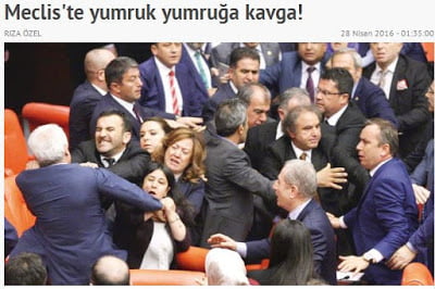 Γρονθοκοπήματα Τούρκων και Κούρδων στο τουρκικό κοινοβούλιο