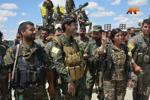 Ροζντά Φελάτ, η Κούρδισσα διοικητής των 12 χιλιάδων στρατιωτών που επιχειρούν εναντίον της Ράκκα