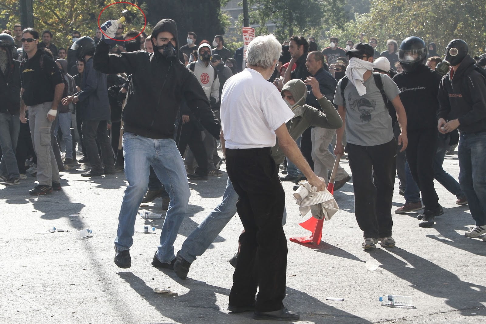 Οι κόκκινοι φασίστες “αριστεροί” με τις βαριοπούλες και φασιστερή τρομοκρατία στα ελληνικά πανεπιστήμια