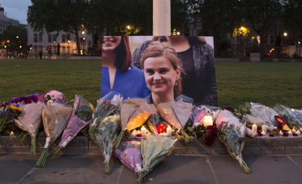 Σοκ στη Βρετανία: Με ακροδεξιά οργάνωση υπέρ του Brexit συνδέεται ο δολοφόνος της Κοξ