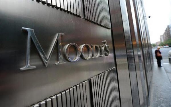 Πρώτη υποβάθμιση από τη Moody’s για τη Βρετανία – Αρνητικό το outlook