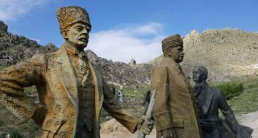 Αμετανόητοι οι γενοκτόνοι Τούρκοι – Έβαλαν άγαλμα του Κεμάλ στην αυλή αρμενικής εκκλησίας στην Τουρκία!