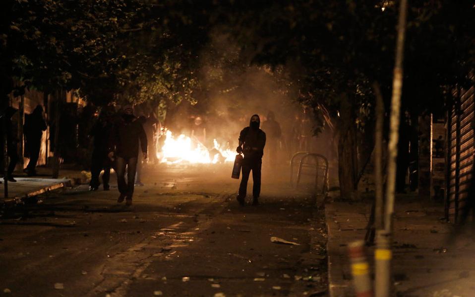 «Εμπόλεμη ζώνη» στη διάρκεια της νύχτας το κέντρο της Αθήνας