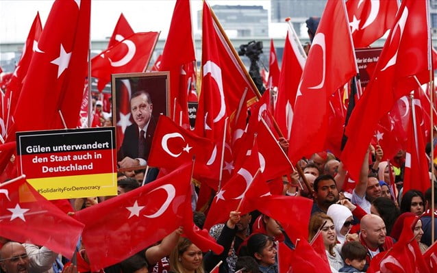 Δεν σχολίασε το Βερολίνο την απαγόρευση προβολής μηνύματος του Ερντογάν σε συγκέντρωση