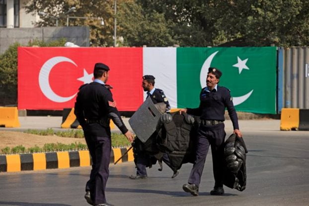 Ο Ερντογάν στο Πακιστάν, το οποίο εφαρμόζει «μεθόδους Ερντογάν»