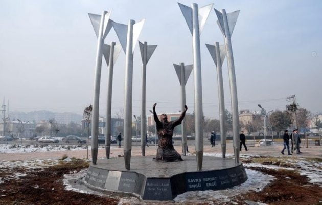 Οι Τούρκοι κατέστρεψαν το μνημείο της Σφαγής του Ρομπόσκι στην Άμιδα