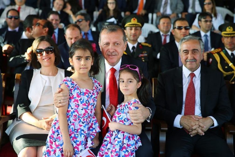 Θέλουν εγγυητή για τα κλεμμένα τους, όχι για την ασφάλειά τους: Ερντογάν-Ακιντζί πάνε “για όλα ή τίποτα”