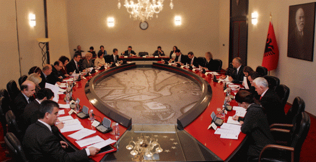 Το Υπουργικό Συμβούλιο της Αλβανίας εμπαίζει με νόμο – φάρσα τις μειονότητες