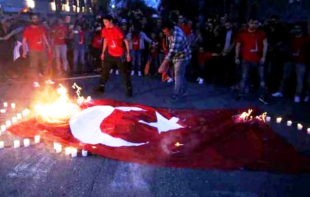Οι Τούρκοι «απαιτούν» τη σύλληψη εκείνων που έκαψαν την τουρκική σημαία στην Αθήνα