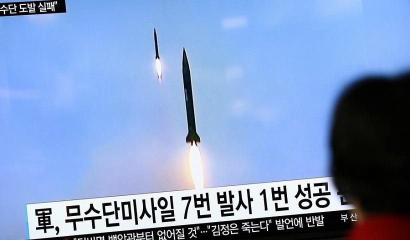 Βόρεια Κορέα: Προκαλεί ξανά με εκτόξευση τριών πυραύλων