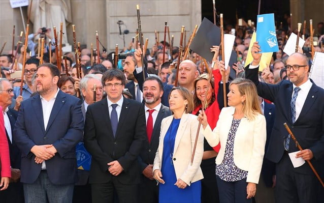 Καταλωνία: 700 δήμαρχοι υπερασπίζονται το δικαίωμα σε δημοψήφισμα ανεξαρτησίας