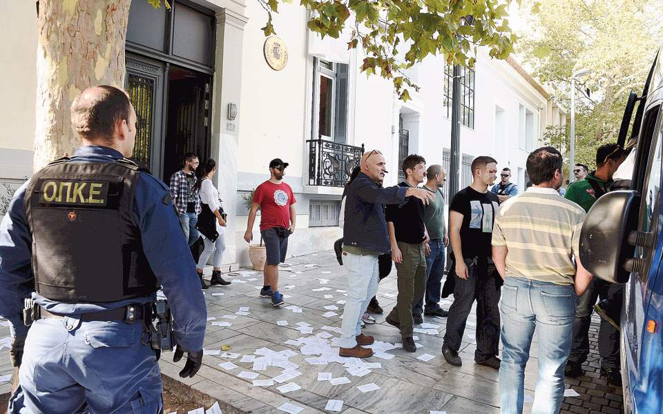 Στο αυτόφωρο πρέπει να οδηγηθεί μόνο ο Ρουβίκωνας; – Όχι εκείνοι που τους εξέθρεψαν και τους χαϊδεύουν; Κύριε Βούτση, κύριε Τόσκα;