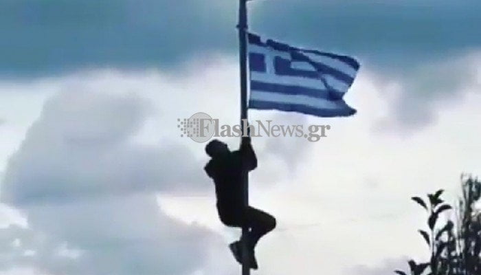 Μαθητής ύψωσε σε στύλο ελληνική σημαία και αποβλήθηκε – Αν αναρτούσε μια κόκκινη ή παρδαλή σημαία, θα τολμούσαν να τον αποβάλουν;