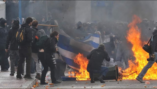 Κύριε Δραγασάκη και λοιποί της κυβέρνησης, τα “δικά σας τα παιδιά” καίνε την Ελληνική σημαία – Τρέχει τίποτα κ. Τόσκα;
