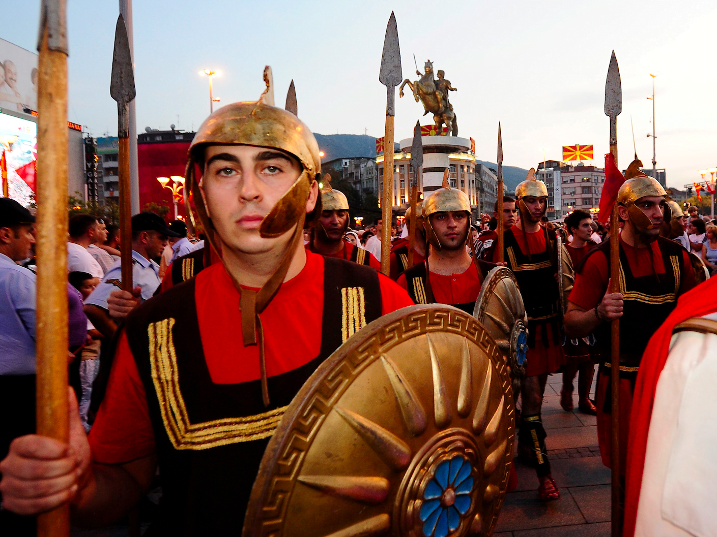 Γνώμη: Στριμωγμένη σε μια γωνιά: Η Σκοπιανή Ιλαρο-τραγωδία