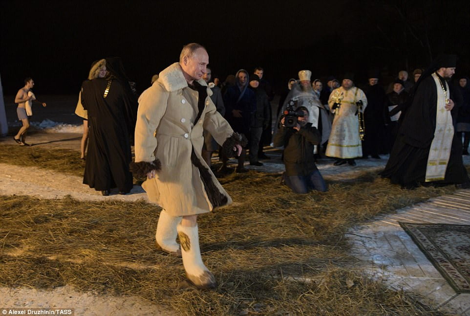 Βίντεο: Ο Πούτιν βούτηξε για τα Θεοφάνεια σε παγωμένη λίμνη