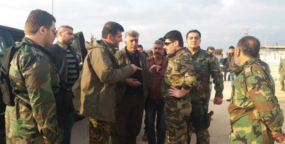 Κούρδοι διοικητές του YPG υποδέχονται τις δυνάμεις του Άσαντ – Η Τουρκία βομβαρδίζει τις φάλαγγες