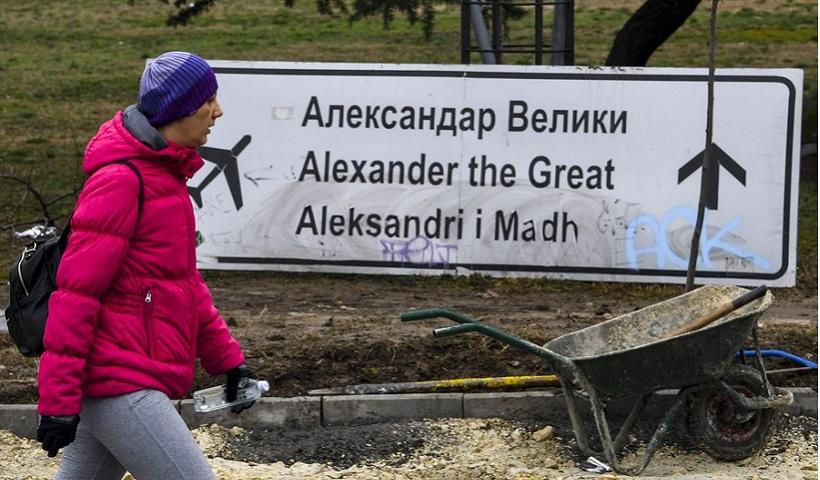 Το δούλεμα συνεχίζεται κανονικά – Οι Σκοπιανοί ξεκίνησαν να κατεβάζουν πινακίδες του αεροδρομίου «Μ. Αλέξανδρος»