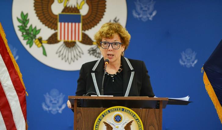 Έδειξε το τραπέζι των συνομιλιών η πρέσβης των ΗΠΑ στη Λευκωσία κα Ντόχερτι