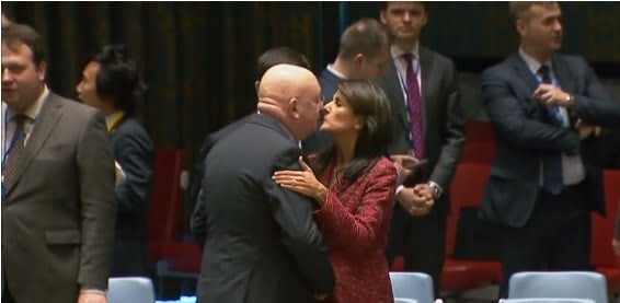 Αμερικανοί και Ρώσοι απεσταλμένοι ανταλλάσσουν χειραψία και αγκαλιάζονται πριν από τη θερμή συνάντηση στο Συμβούλιο Ασφαλείας του ΟΗΕ