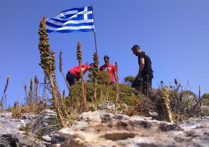 Χουριέτ: Εικόνες από την ύψωση ελληνικής σημαίας στη νησίδα