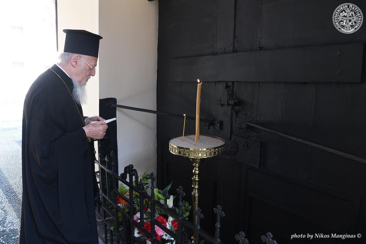 Ο Οικουμενικός Πατριάρχης τίμησε τον προκάτοχό του Γρηγόριο Ε’ – Άναψε κερί στην “Πύλη του Μίσους*”