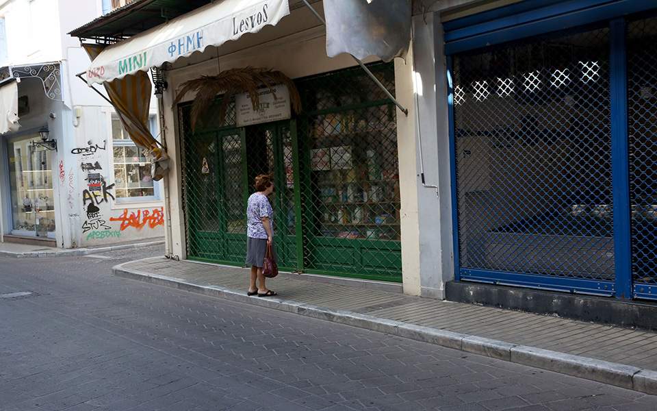 Κλειστά καταστήματα και έρημοι δρόμοι στην αγορά της Μυτιλήνης λόγω της επίσκεψης Τσίπρα (φωτογραφίες)