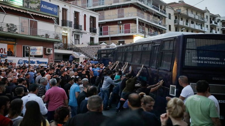 Υπό την προατασία των ΜΑΤ, που υποσχέθηκε ότι θα καταργήσει ο Τσίπρας, στο νησί της φιλοξενίας