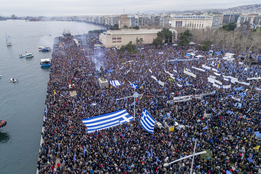 Οι αγνοί Έλληνες πολίτες, απλοί άνθρωποι που σέβονται την Ιστορία της Ελλάδας, ξεσηκώνονται – Συλλαλητήρια σε 21 πόλεις για τη Μακεδονία