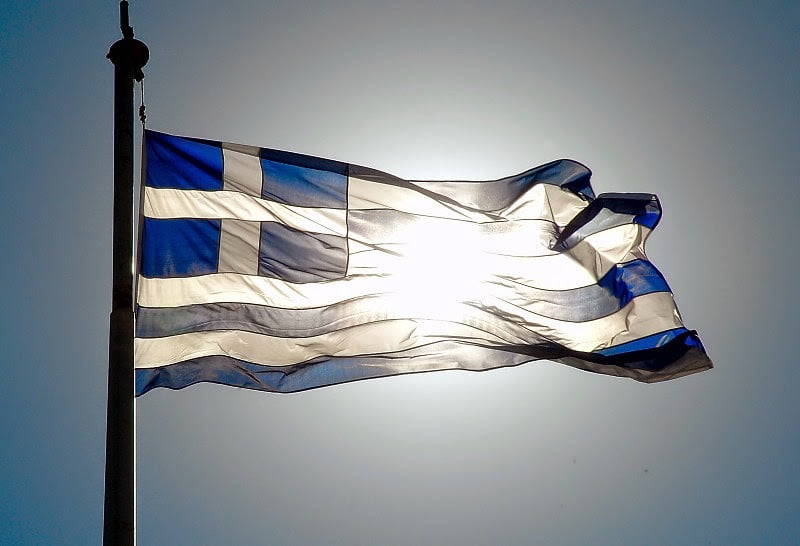 Το τίμημα της εξάρτησης – Η Ελλάδα αιωρείται διαρκώς ανάμεσα στο τραγικό και το γελοίο