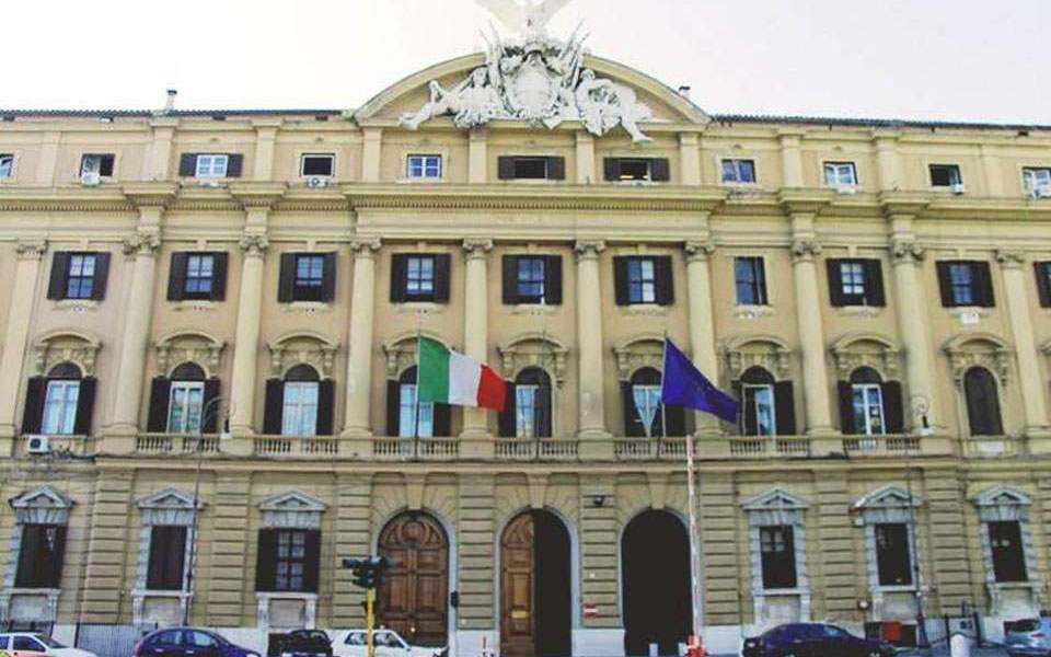 «Η κυβέρνηση της Ιταλίας δεν έχει πρόθεση να εγκαταλείψει το ευρώ», ξεκαθαρίζει ο νέος υπουργός Οικονομικών