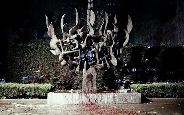 Κάποιοι προβοκάρουν τον αγώνα εναντίον της Συμφωνίας των Πρεσπών – Μπογιές στο μνημείο του Ολοκαυτώματος στη Θεσσαλονίκη