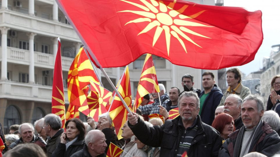 Έλα, να συνηθίζουμε – Σλαβόφωνο «Ουράνιο Τόξο»: Ζητά την αποπομπή αστυνομικού που τους απαγορεύει να μιλούν «Μακεδονικά»