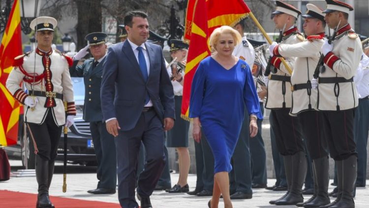 “Σημαία” του Ζάεφ η “μακεδονική” ταυτότητα και η γλώσσα (που δεν δώσαμε): Ανακοινώνει το δημοψήφισμα