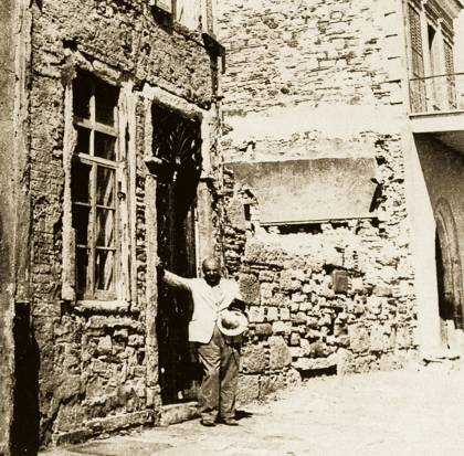 Ο  Σεφέρης το 1950, εμπρός από το πατρικό του σπίτι στα Βουρλά