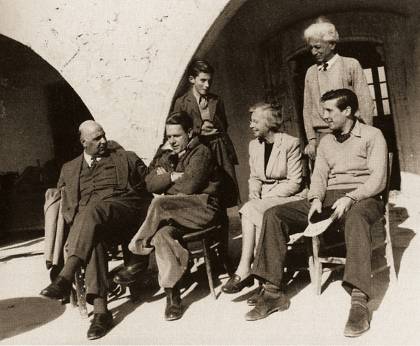 Στη  Μονή Αχειροποιήτου στην Κύπρο το 1953, έχοντας δίπλα του τον Λόρενς Ντάρελ. Κοντά τους, η Αντουανέτα Διαμαντή και ο Μορίς Κάρντιφ. Ορθιοι, ο ζωγράφος Α. Διαμαντής και ο γιος του.