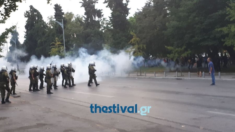 Μανούλες στις προβοκάτσιες – Διέλυσαν τη διαδήλωση στη Θεσσαλονίκη με χημικά