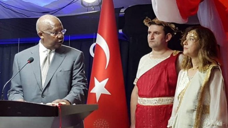 Η Τουρκία ανακαλεί την πρέσβειρα στην Ουγκάντα, γιατί φόρεσε αρχαιοελληνική στολή