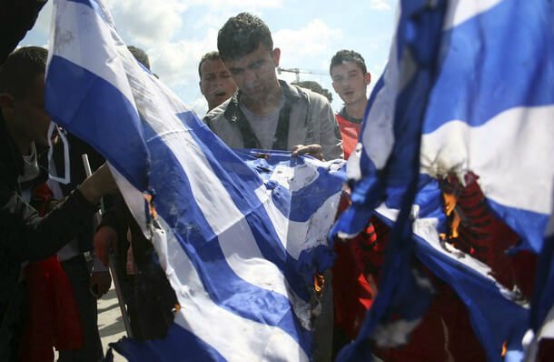 ​Οι Έλληνες της Βορείου Ηπείρου στο χείλος του γκρεμού… – Ανυπεράσπιστοι, βορά στα στίφη των Αλβανών εθνικιστών