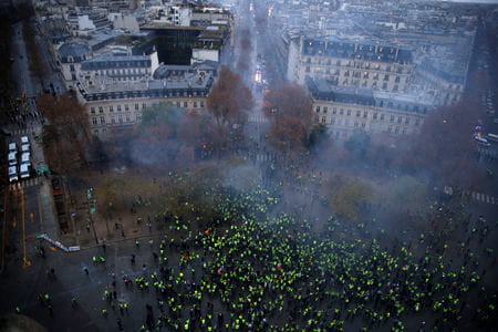 Το Παρίσι φλέγεται: Αντάρτικο πόλης από τα «κίτρινα γιλέκα» -Εκατοντάδες συλλήψεις