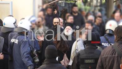 Κρήτη: Αναρχικοί κατά του μνημόσυνου Κατσίφα – Επιτέθηκαν φραστικά στον Αρχιεπίσκοπο