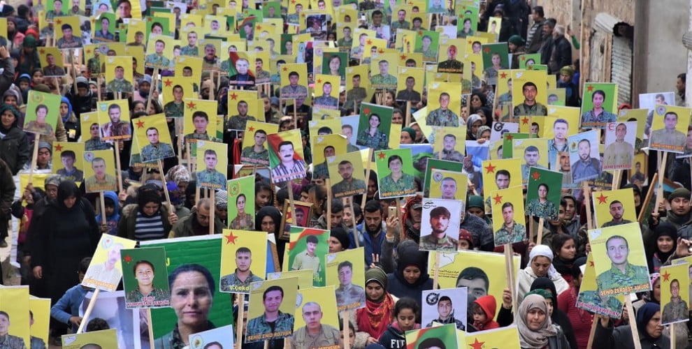 Έτσι κάνουν διαδηλώσεις οι Κούρδοι του Αφρίν – Κρατώντας τα πορτραίτα των ηρώων τους