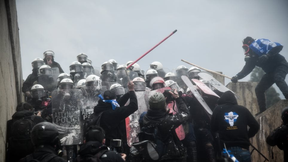 Τα ΜΑΤ του ΣΥΡΙΖΑ χρησιμοποίησαν λίγους ακραίους για να διαλύσουν το συλλαλητήριο για τη Μακεδονία